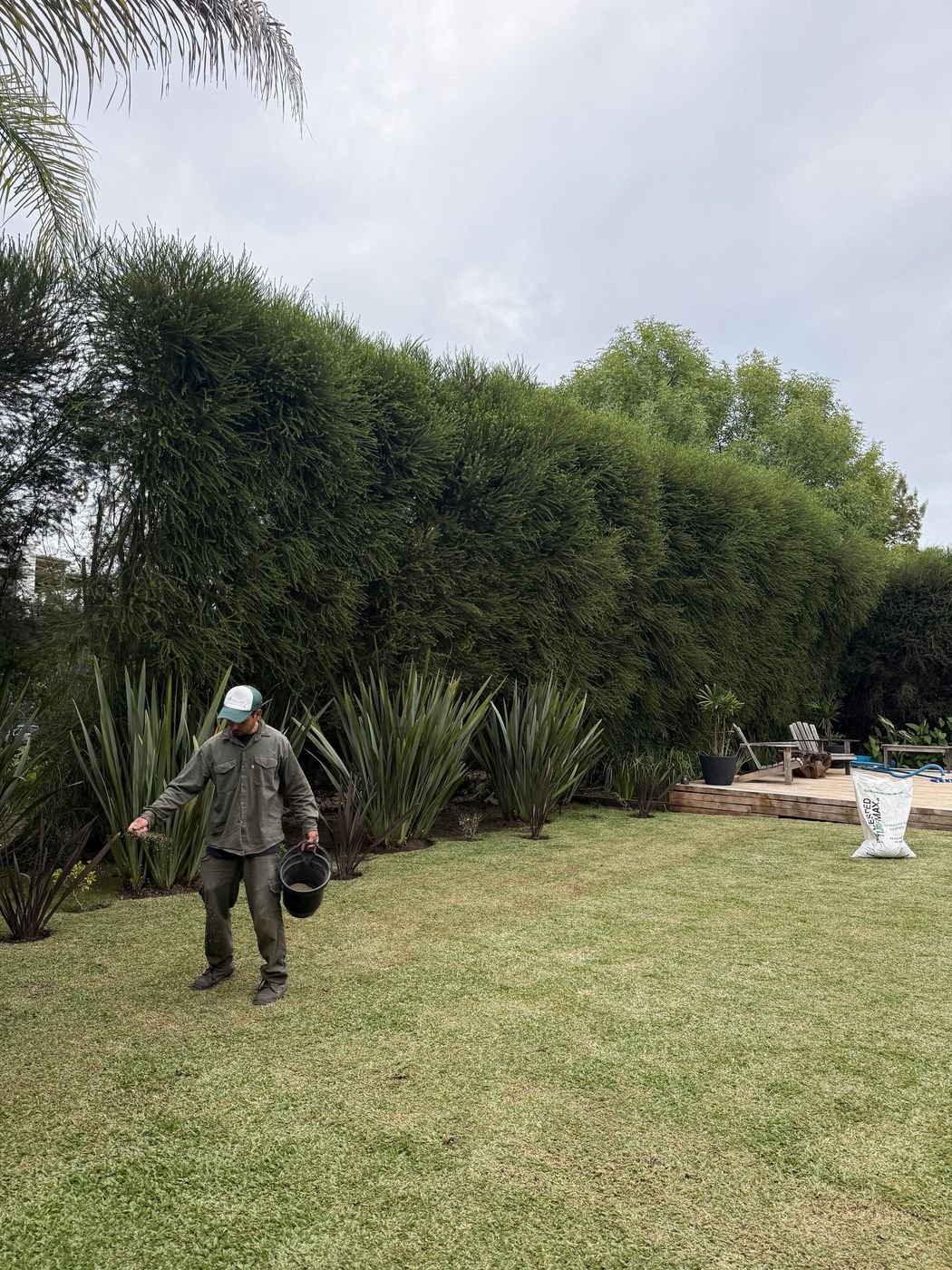 Jardinero de Aires de Jardín fertilizando el césped